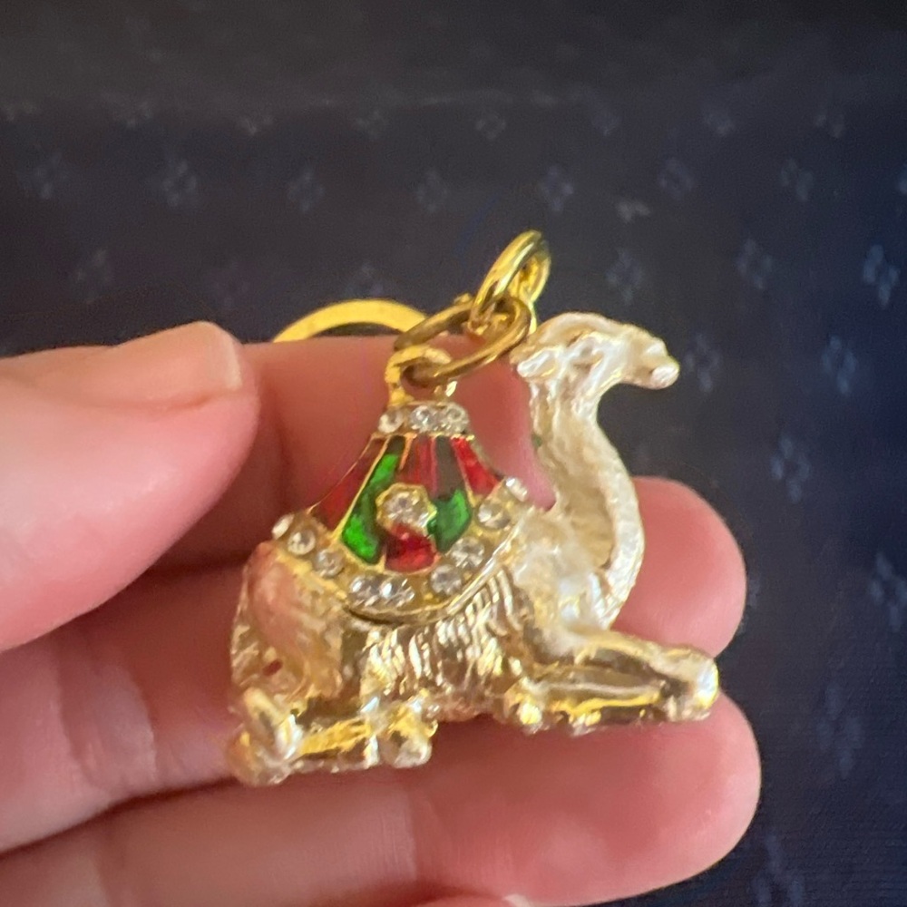 Beautiful Camel With Rhinestones Keychain - Picture 7 of 10